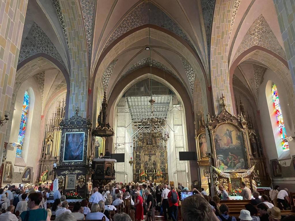 Die Kirche in Markowa wird am Tag der Seligsprechung von Tausenden Pilgern besucht